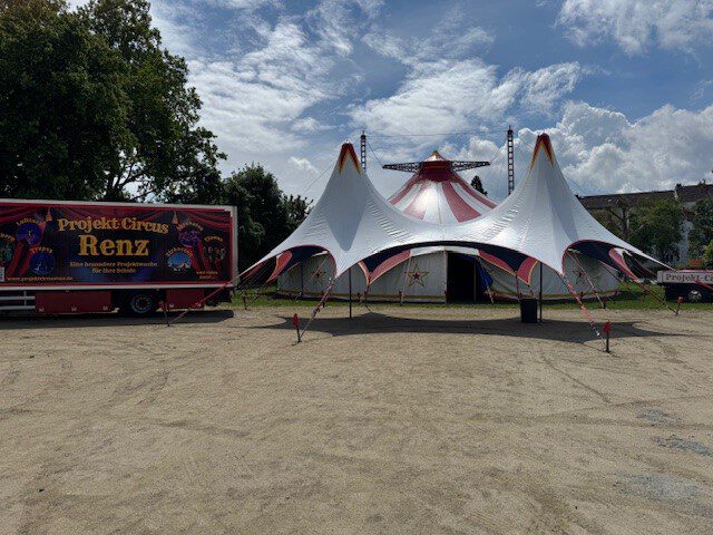Circuszelt und Eingang von Circus Renz